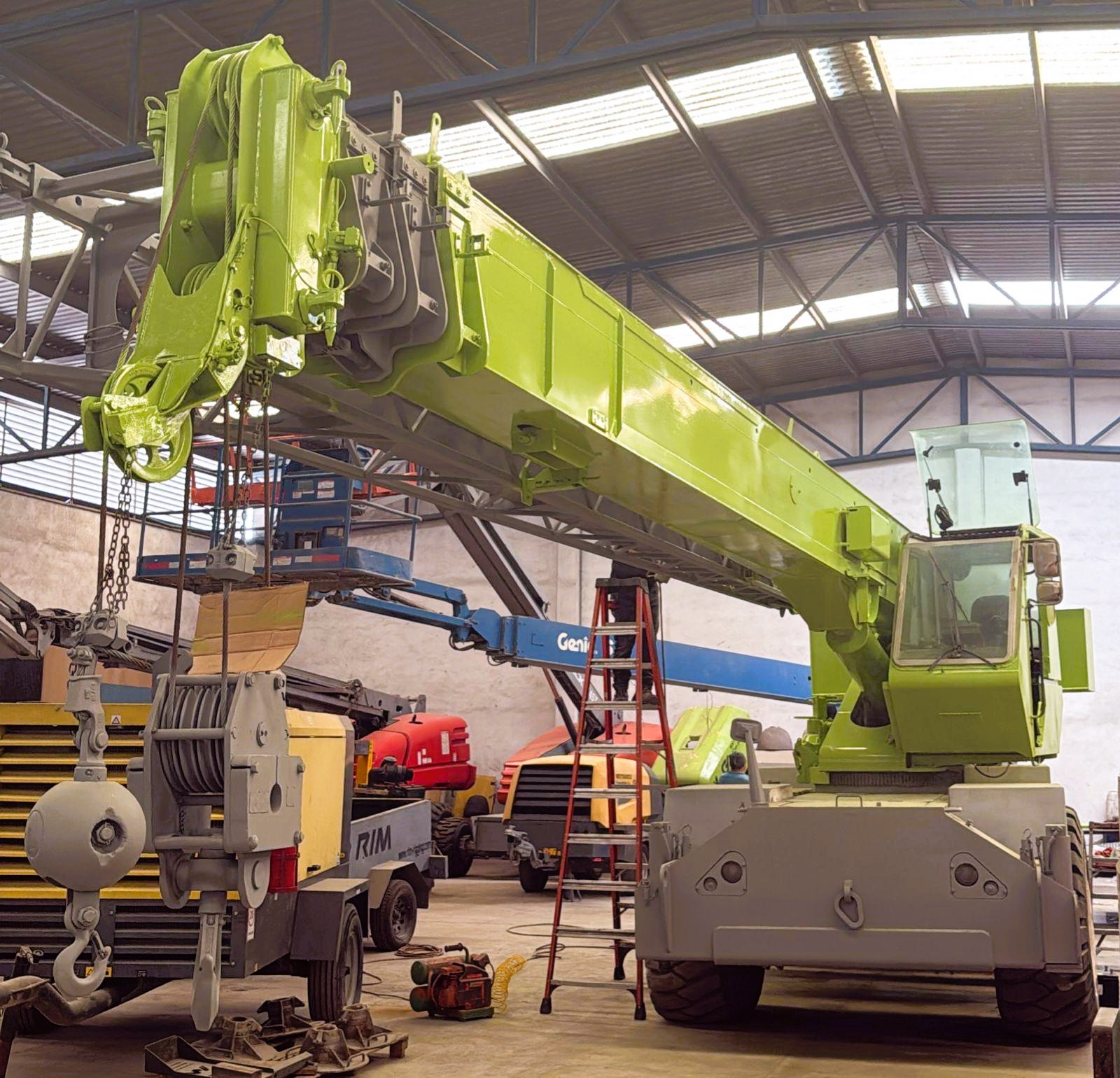 Reparación correctiva industrial - técnico reparando motor diesel